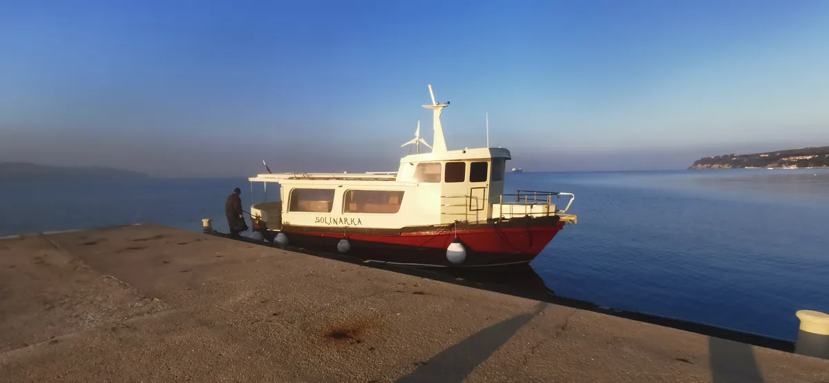 Izlet z ladjico ob obali